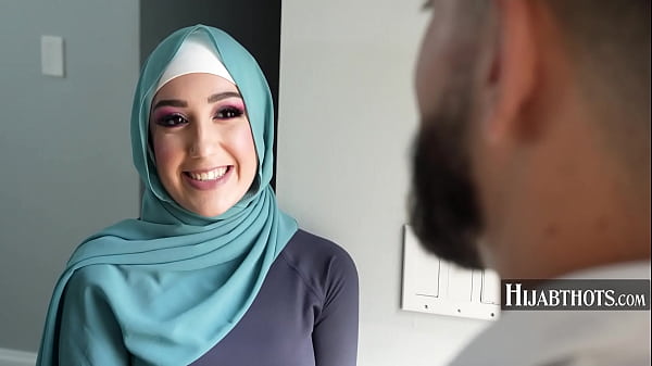 Moslimjong neukt het poesje van het hijabmeisje
