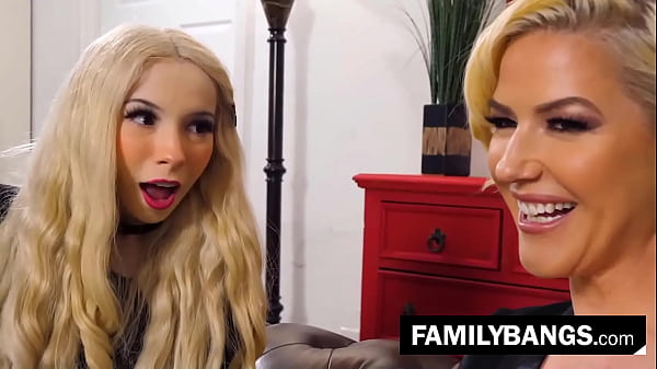 Verleidelijke MILF geeft haar stiefdochter haar eerste lesbische orgasme